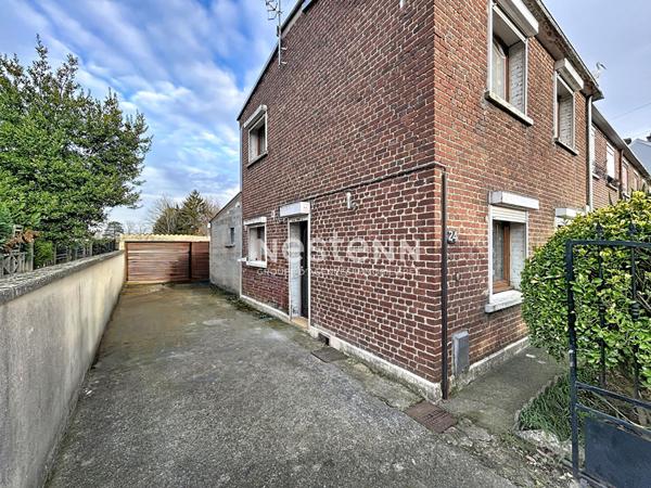 Maison avec intérieur rénovéesemi-individuelle de 85m² située à BEUVRAGES - 2 chambres - Jardin et garage - 143.500 euros