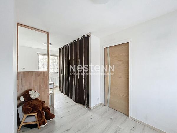 Maison avec intérieur rénovéesemi-individuelle de 85m² située à BEUVRAGES - 2 chambres - Jardin et garage - 143.500 euros