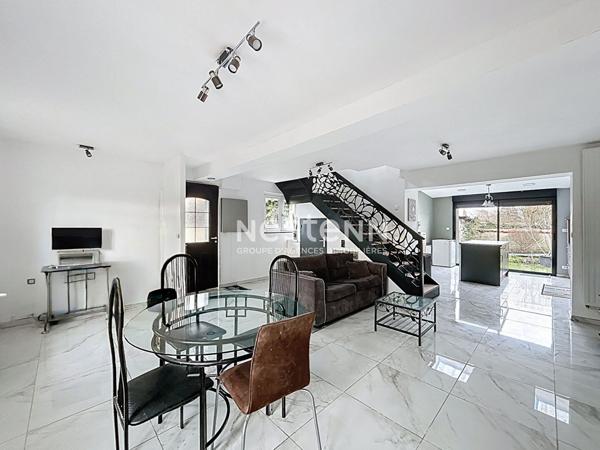 Maison avec intérieur rénovéesemi-individuelle de 85m² située à BEUVRAGES - 2 chambres - Jardin et garage - 143.500 euros