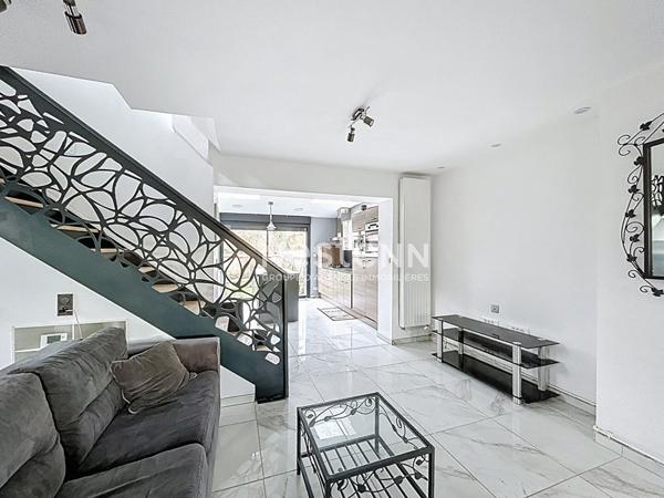 Maison avec intérieur rénovéesemi-individuelle de 85m² située à BEUVRAGES - 2 chambres - Jardin et garage - 143.500 euros