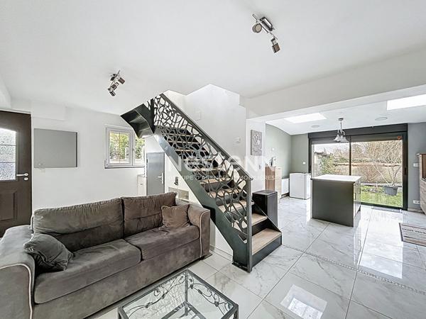 Maison avec intérieur rénovéesemi-individuelle de 85m² située à BEUVRAGES - 2 chambres - Jardin et garage - 143.500 euros