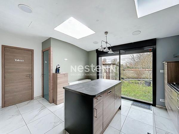 Maison avec intérieur rénovéesemi-individuelle de 85m² située à BEUVRAGES - 2 chambres - Jardin et garage - 143.500 euros