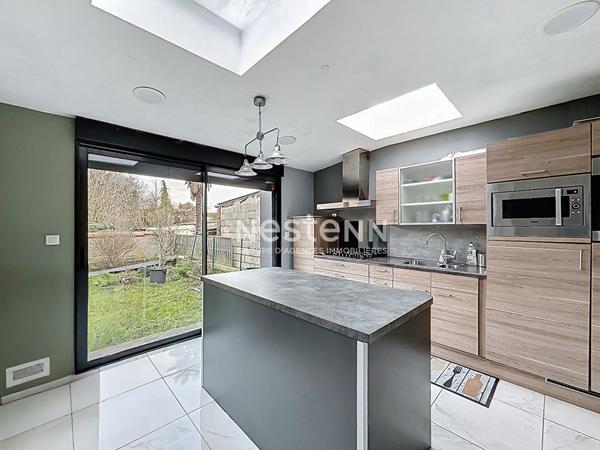 Maison avec intérieur rénovéesemi-individuelle de 85m² située à BEUVRAGES - 2 chambres - Jardin et garage - 143.500 euros