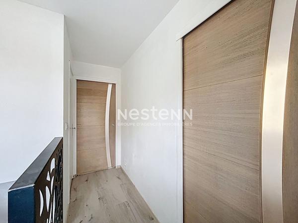 Maison avec intérieur rénovéesemi-individuelle de 85m² située à BEUVRAGES - 2 chambres - Jardin et garage - 143.500 euros