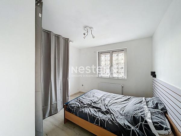 Maison avec intérieur rénovéesemi-individuelle de 85m² située à BEUVRAGES - 2 chambres - Jardin et garage - 143.500 euros