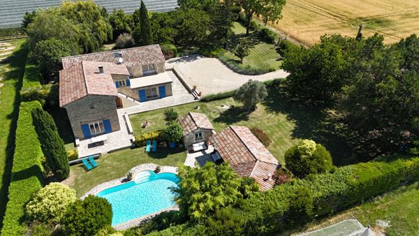 Mas en pierre de 269m²  avec parc de 4000m² , 6 chambres, piscine, pool house, campagne