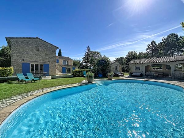 Mas en pierre de 269m²  avec parc de 4000m² , 6 chambres, piscine, pool house, campagne