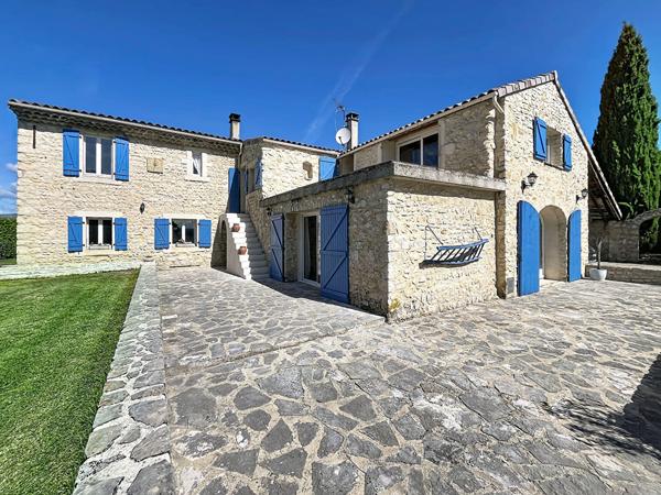 Mas en pierre de 269m²  avec parc de 4000m² , 6 chambres, piscine, pool house, campagne