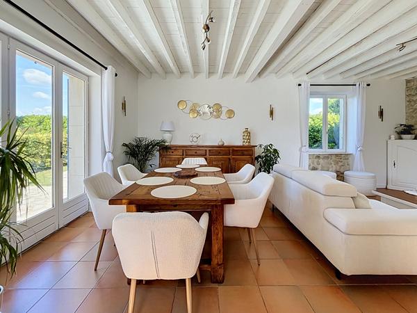 Mas en pierre de 269m²  avec parc de 4000m² , 6 chambres, piscine, pool house, campagne
