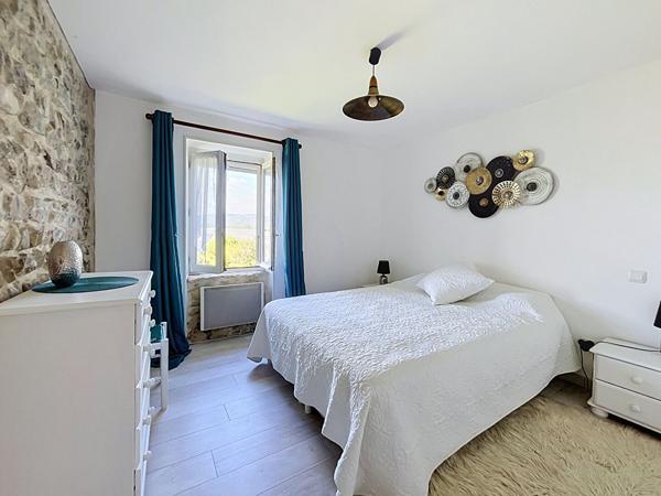 Mas en pierre de 269m²  avec parc de 4000m² , 6 chambres, piscine, pool house, campagne
