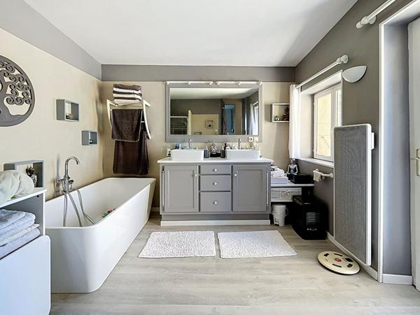 Mas en pierre de 269m²  avec parc de 4000m² , 6 chambres, piscine, pool house, campagne