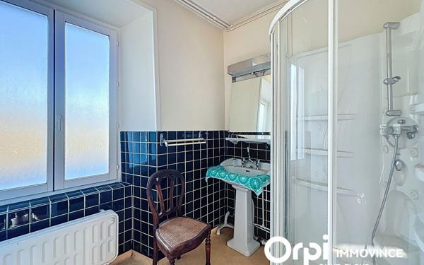 Immeuble à vendre    7 pièces • 198 m2 Neuvéglise