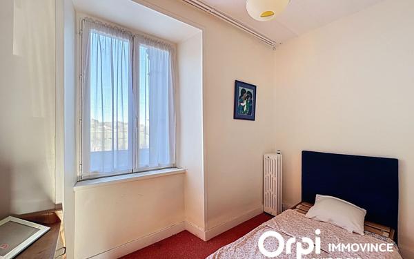 Immeuble à vendre    7 pièces • 198 m2 Neuvéglise