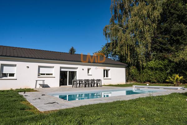 Maison de plain-pied de 2023, piscine chauffée et grand garage