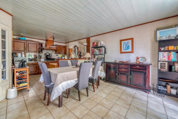 Vérac (33240) Maison à rénover 5 pièces en R+1 de 131m2 habitables avec garage et piscine sur parcelle de 2001m2