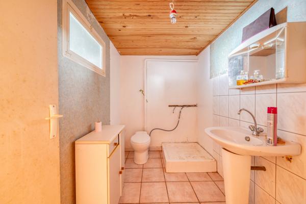 Vérac (33240) Maison à rénover 5 pièces en R+1 de 131m2 habitables avec garage et piscine sur parcelle de 2001m2
