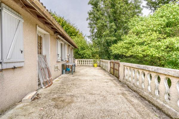 Vérac (33240) Maison à rénover 5 pièces en R+1 de 131m2 habitables avec garage et piscine sur parcelle de 2001m2