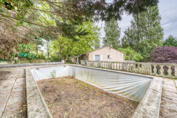 Vérac (33240) Maison à rénover 5 pièces en R+1 de 131m2 habitables avec garage et piscine sur parcelle de 2001m2