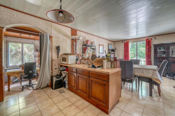 Vérac (33240) Maison à rénover 5 pièces en R+1 de 131m2 habitables avec garage et piscine sur parcelle de 2001m2