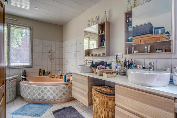 Vérac (33240) Maison à rénover 5 pièces en R+1 de 131m2 habitables avec garage et piscine sur parcelle de 2001m2