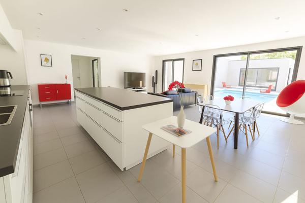 Six-Fours-les-Plages (83140) SIX FOURS LES PLAGES, QUARTIER RECHERCHE - RARE A LA VENTE MAISON CONTEMPORAINE 4 MINUTES A PIED PLAGE DE SA