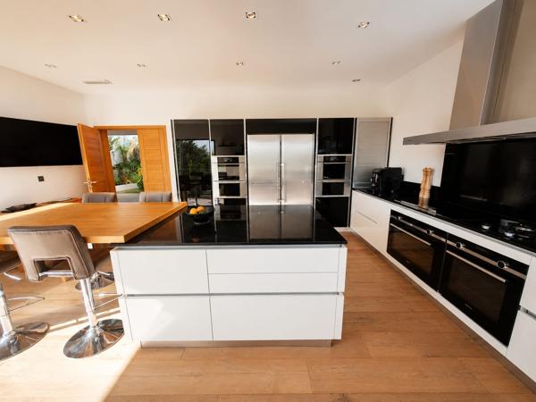 MAISON CONTEMPORAINE D'ARCHITECTE - CALME, CONFORT ET DESIGN - PARCELLE DETACHABLE DE 1500 m²