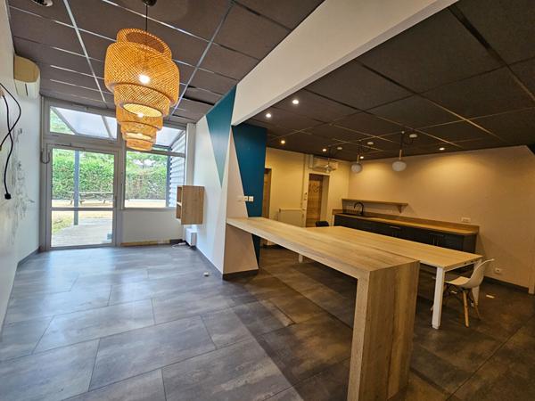 A VENDRE - LOCAL D'ACTIVITÉS - 1 200 m² SUR UN TERRAIN DE 4 413 m² - EMPLACEMENT STRATÉGIQUE