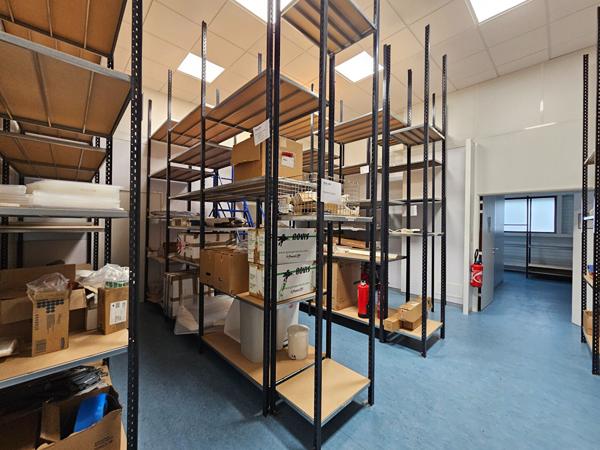 A VENDRE - LOCAL D'ACTIVITÉS - 1 200 m² SUR UN TERRAIN DE 4 413 m² - EMPLACEMENT STRATÉGIQUE