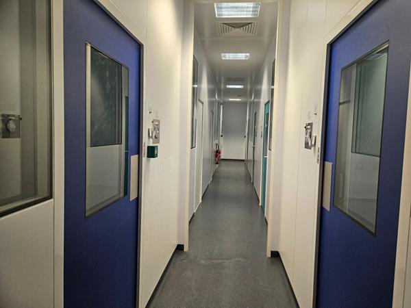 A VENDRE - LOCAL D'ACTIVITÉS - 1 200 m² SUR UN TERRAIN DE 4 413 m² - EMPLACEMENT STRATÉGIQUE