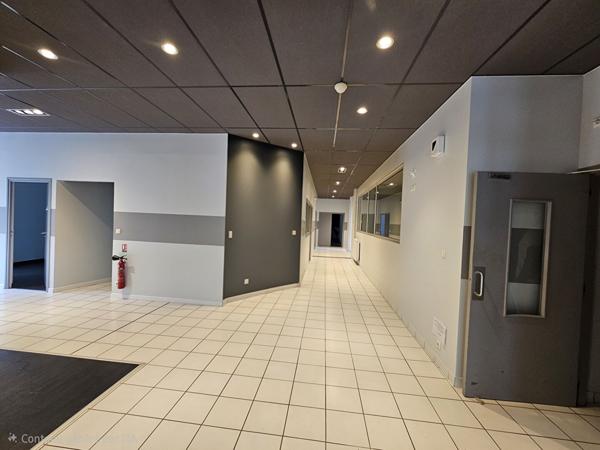 A VENDRE - LOCAL D'ACTIVITÉS - 1 200 m² SUR UN TERRAIN DE 4 413 m² - EMPLACEMENT STRATÉGIQUE