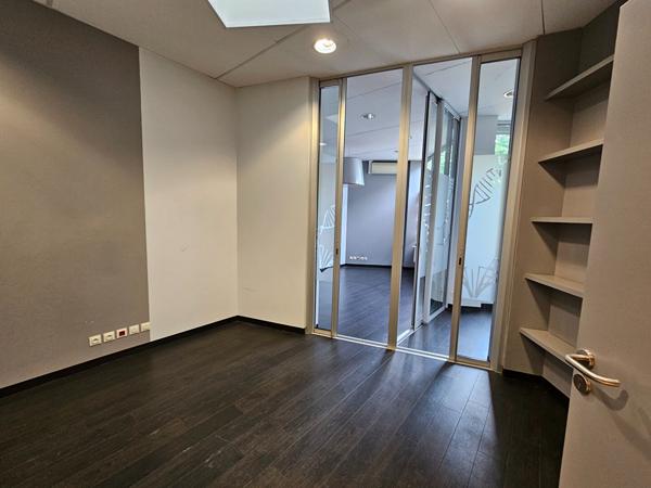 A VENDRE - LOCAL D'ACTIVITÉS - 1 200 m² SUR UN TERRAIN DE 4 413 m² - EMPLACEMENT STRATÉGIQUE