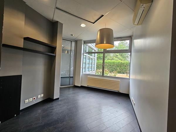 A VENDRE - LOCAL D'ACTIVITÉS - 1 200 m² SUR UN TERRAIN DE 4 413 m² - EMPLACEMENT STRATÉGIQUE