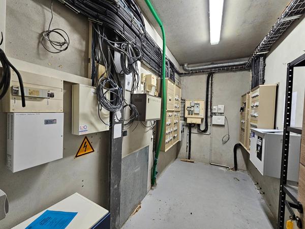 A VENDRE - LOCAL D'ACTIVITÉS - 1 200 m² SUR UN TERRAIN DE 4 413 m² - EMPLACEMENT STRATÉGIQUE