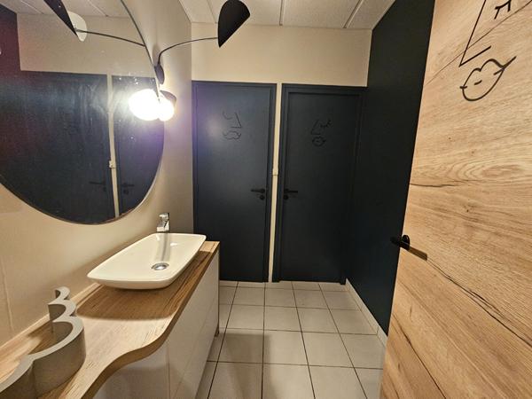A VENDRE - LOCAL D'ACTIVITÉS - 1 200 m² SUR UN TERRAIN DE 4 413 m² - EMPLACEMENT STRATÉGIQUE