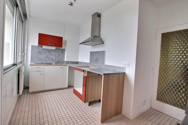 SAINT- ALYRE-T4 TRAVERSANT DEUX CHAMBRES -BOX -LOGGIA +CAVE