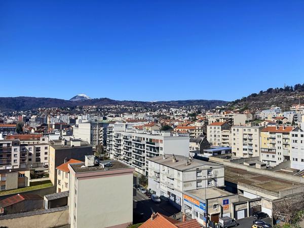 SAINT- ALYRE-T4 TRAVERSANT DEUX CHAMBRES -BOX -LOGGIA +CAVE