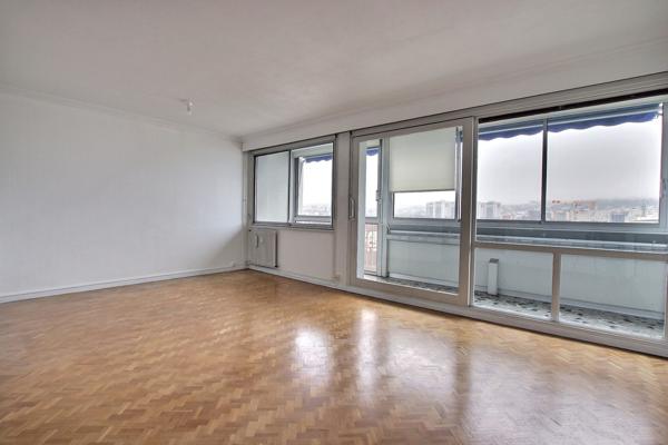 SAINT- ALYRE-T4 TRAVERSANT DEUX CHAMBRES -BOX -LOGGIA +CAVE