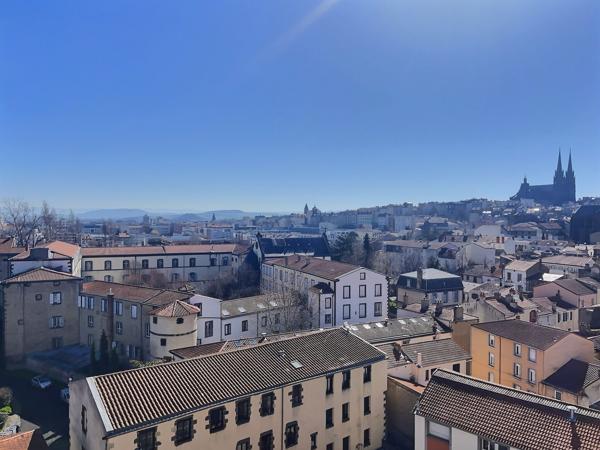 SAINT- ALYRE-T4 TRAVERSANT DEUX CHAMBRES -BOX -LOGGIA +CAVE