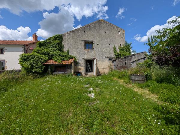 Grande maison familiale au coeur de Gourgé (79)