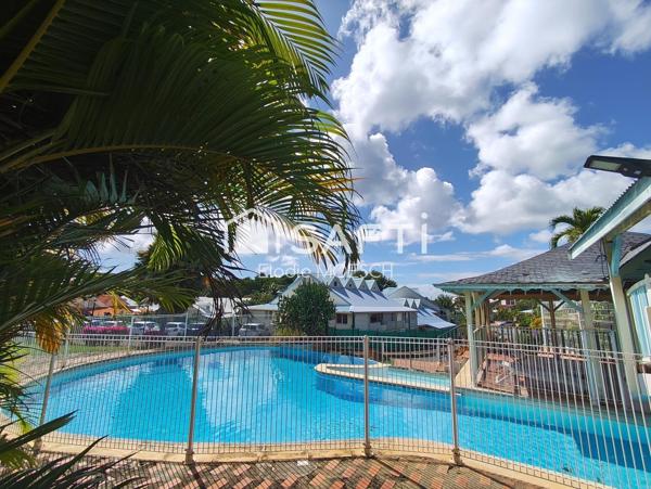 T2 Duplex avec piscine situé à 5 min à pieds de la plage d'une des plus belle plage de l'ile !