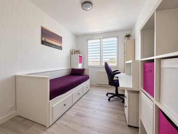 Vente                                                      Appartement
                        
                     5 pièces                      92 m2                     à Saint-Sébastien-sur-Loire