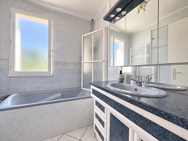 Vente                                                      Appartement
                        
                     5 pièces                      92 m2                     à Saint-Sébastien-sur-Loire