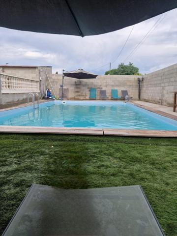 Ensemble immobilier composé d'une maison familliale de 200M² environ et d'une maison de 100M² hors d'eau hors d'air.