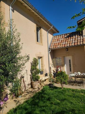 Ensemble immobilier composé d'une maison familliale de 200M² environ et d'une maison de 100M² hors d'eau hors d'air.