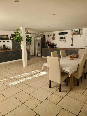 Ensemble immobilier composé d'une maison familliale de 200M² environ et d'une maison de 100M² hors d'eau hors d'air.