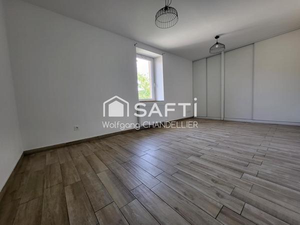 Ensemble immobilier composé d'une maison familliale de 200M² environ et d'une maison de 100M² hors d'eau hors d'air.