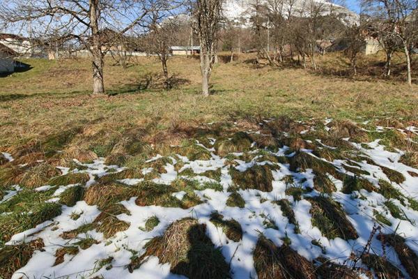 EN EXCLUSIVITÉ.   PASSY  COTEAU ,Terrain  constructible  2028 m2 EXPOSITION SUD 560 000 euros