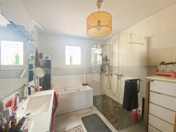 à vendre ALES (30) très belle maison individuelle 5 chambres 197m2 environ sur une parcelle de 1067m2.