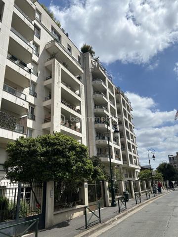 À quelques minutes de La Défense, dans un environnement privilégié de Puteaux, découvrez ce superbe appartement 5 pièces offrant un cadre de vie idéal pour une famille à la recherche de confort, d'espace et de praticité.

Dès l'entrée, vous serez séduits par ses volumes généreux, sa luminosité et son agencement fonctionnel. L'espace de vie convivial bénéficie d'une belle exposition et offre un cadre agréable pour recevoir famille et amis. La cuisine, aménagée et équipée, complète harmonieusement cet ensemble.

L'espace nuit propose plusieurs chambres confortables permettant à chacun de profiter de son intimité, ainsi que les équipements indispensables à une vie familiale sereine.

Les prestations de ce bien sont complétées par des annexes particulièrement recherchées :

✔ Deux places de stationnement au sein d'un box fermé sécurisé
✔ Un box de rangement privatif offrant un espace de stockage supplémentaire particulièrement appréciable
✔ Résidence entretenue et sécurisée avec vidéosurveillance
✔ Proximité immédiate des commerces, écoles et transports
✔ Accès rapide à La Défense et à Paris

Rare sur le secteur, cet appartement réunit tous les critères recherchés pour une résidence principale de qualité ou un investissement patrimonial pérenne.

Une visite s'impose !
Contact :
Ghislain MBOUYOU
Mandataire immobilier
📞 06 45 31 37 16