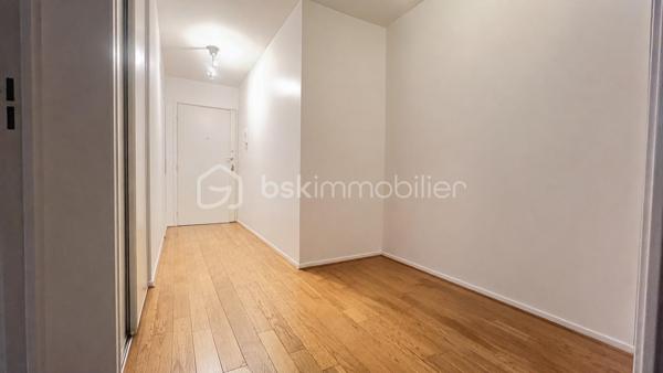 À quelques minutes de La Défense, dans un environnement privilégié de Puteaux, découvrez ce superbe appartement 5 pièces offrant un cadre de vie idéal pour une famille à la recherche de confort, d'espace et de praticité.

Dès l'entrée, vous serez séduits par ses volumes généreux, sa luminosité et son agencement fonctionnel. L'espace de vie convivial bénéficie d'une belle exposition et offre un cadre agréable pour recevoir famille et amis. La cuisine, aménagée et équipée, complète harmonieusement cet ensemble.

L'espace nuit propose plusieurs chambres confortables permettant à chacun de profiter de son intimité, ainsi que les équipements indispensables à une vie familiale sereine.

Les prestations de ce bien sont complétées par des annexes particulièrement recherchées :

✔ Deux places de stationnement au sein d'un box fermé sécurisé
✔ Un box de rangement privatif offrant un espace de stockage supplémentaire particulièrement appréciable
✔ Résidence entretenue et sécurisée avec vidéosurveillance
✔ Proximité immédiate des commerces, écoles et transports
✔ Accès rapide à La Défense et à Paris

Rare sur le secteur, cet appartement réunit tous les critères recherchés pour une résidence principale de qualité ou un investissement patrimonial pérenne.

Une visite s'impose !
Contact :
Ghislain MBOUYOU
Mandataire immobilier
📞 06 45 31 37 16